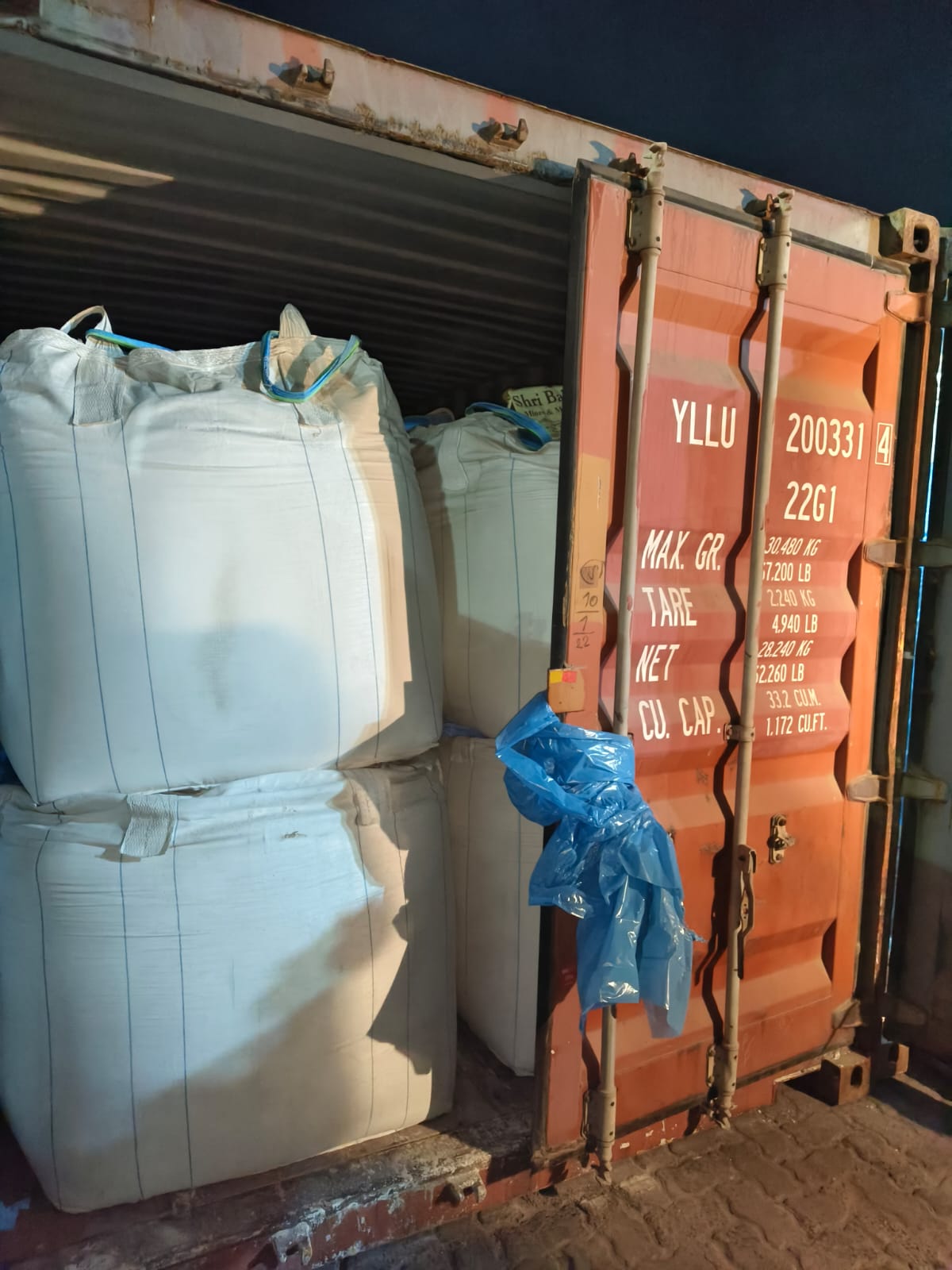 Handling and stuffing of mineral cargo at container freight station