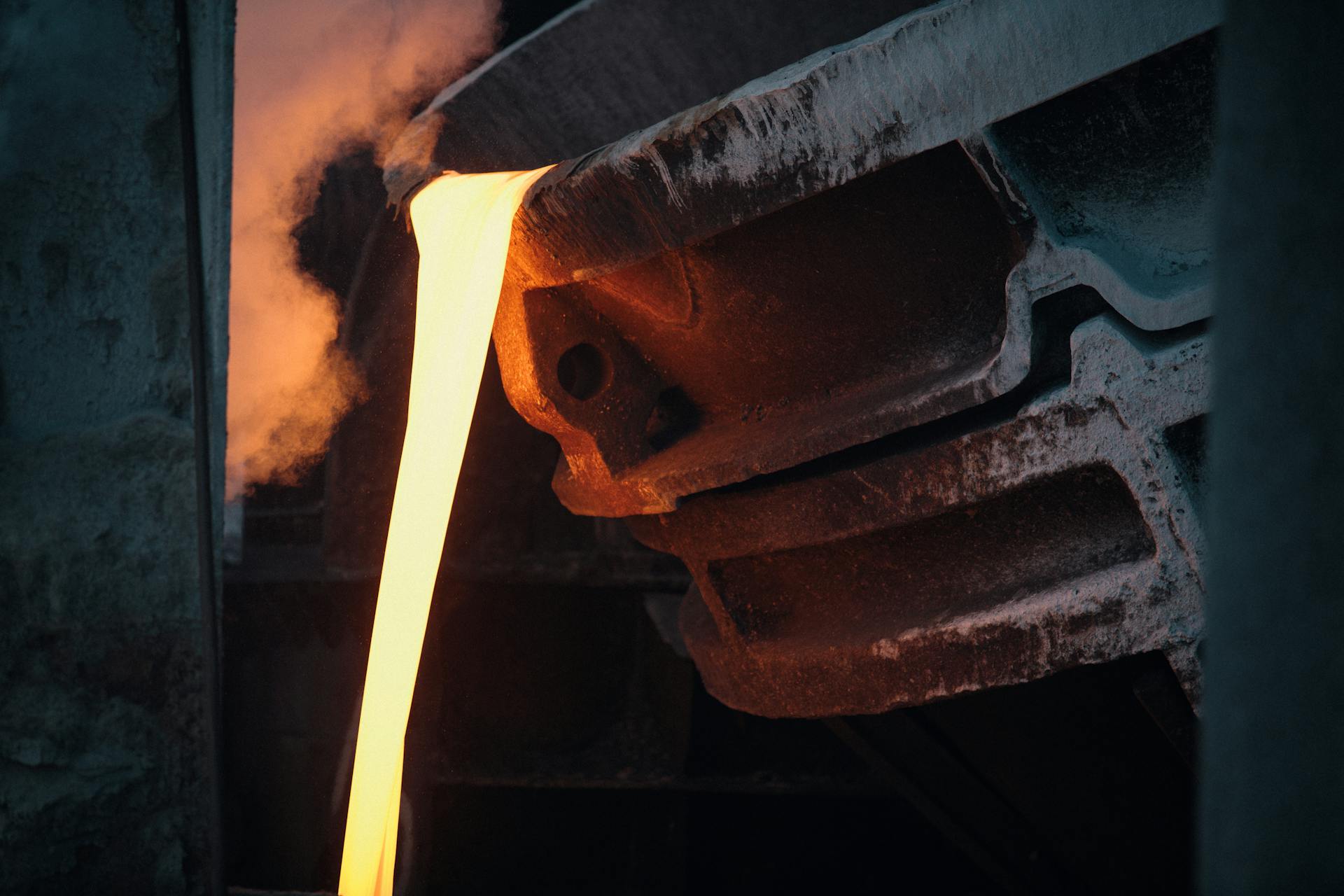 Refractory minerals for high temperature furnace and fire resistant applications